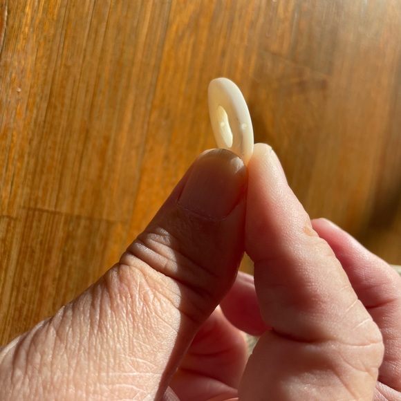 15 Stunning Round Cream 20mm Donut Shell Beads for Jewelry Craft Making - Picture 5 of 5